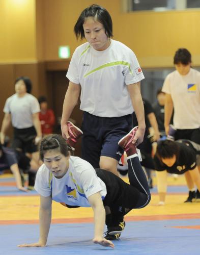 練習するレスリング女子代表の吉田沙保里（下）