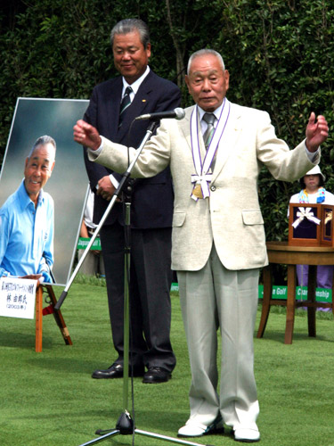 ０３年７月、ＪＧＴＯゴルフトーナメント功労賞を贈られあいさつをする林由郎氏