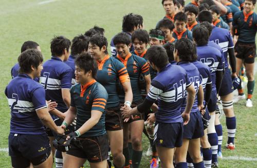 試合を終え、健闘をたたえ合う東福岡（中央）と桐蔭学園の両校選手ら