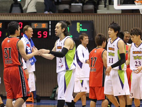 千葉・石田（左）と握手をかわす比留木ら北海道の選手たち