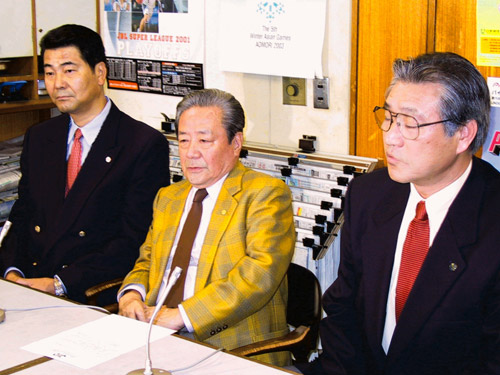 ０２年５月、３０年前に五輪金メダルを獲得した思い出の地、ミュンヘン訪問前に会見する（左から）森田淳悟、松平康隆、大古誠司の各氏