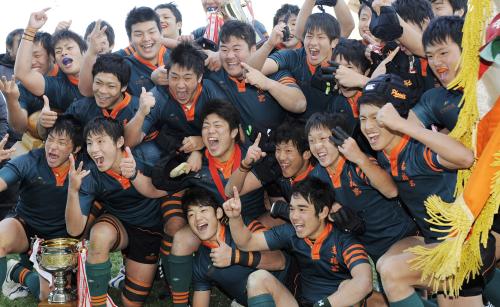 全国高校ラグビー大会で３連覇を達成し、喜びを爆発させる東福岡フィフティーン