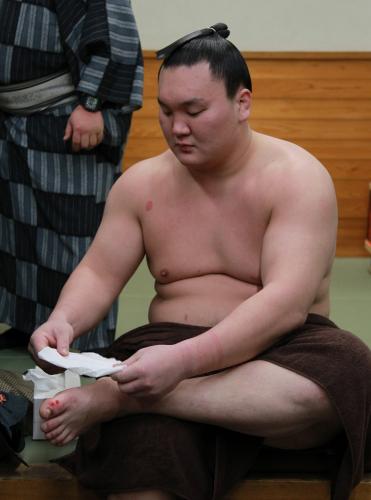 ＜大相撲初場所５日目＞支度部屋で負傷した左足にガーゼを当てる白鵬