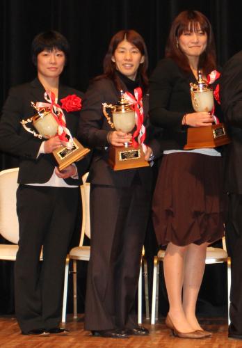 ＜２０１１年度東京スポーツプロレス大賞＞レスリング特別表彰を受けた、左から小原日登美、吉田沙保里、伊調馨
