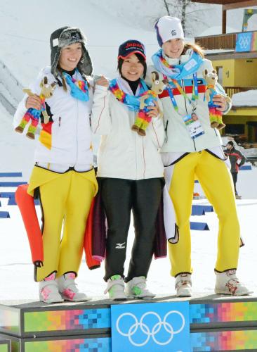 　冬季ユース五輪のジャンプ女子で優勝し、表彰式で喜ぶ高梨沙羅（中央）
