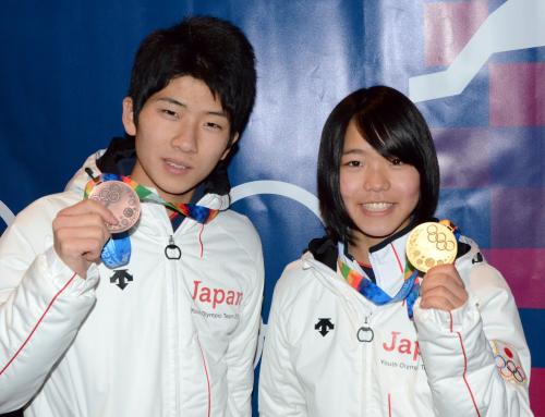金メダルを手に笑顔を見せるジャンプ女子で優勝した高梨沙羅（右）と男子で銅メダルの佐藤幸椰