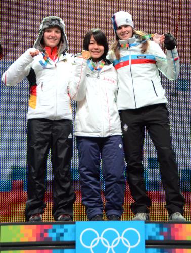 ジャンプ女子で優勝し、金メダルを手に笑顔を見せる高梨沙羅（中央）