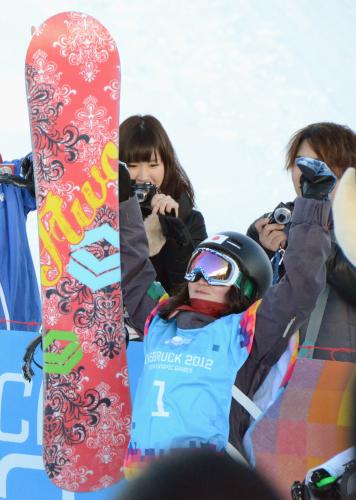 スノーボードのハーフパイプ女子で金メダルが確定し、万歳して喜ぶ大江光