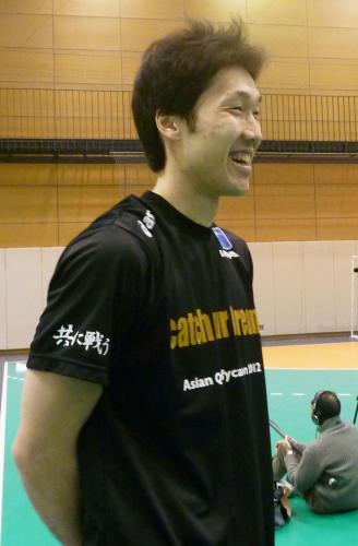 練習終了後、記者の質問に答えるハンドボール男子代表の武田享