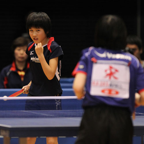 ＜卓球全日本選手権　ジュニア女子＞＞４回戦で宋（右）からポイントをとりガッツポーズの平野美宇（左）