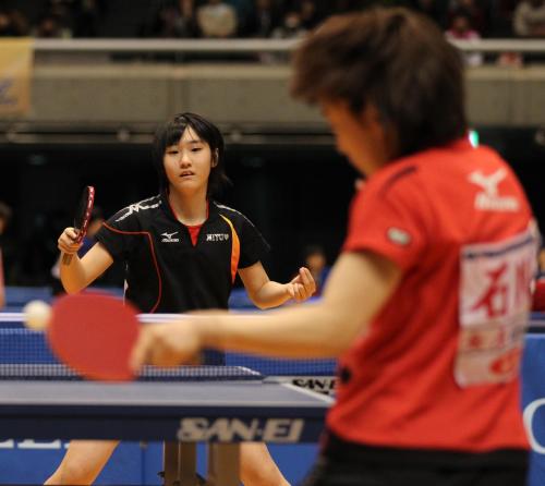 ＜卓球全日本選手権　女子シングルス＞５回戦で石川（右）を攻める加藤（左）
