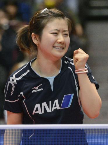 卓球の全日本選手権、女子シングルスで初優勝しガッツポーズする福原愛
