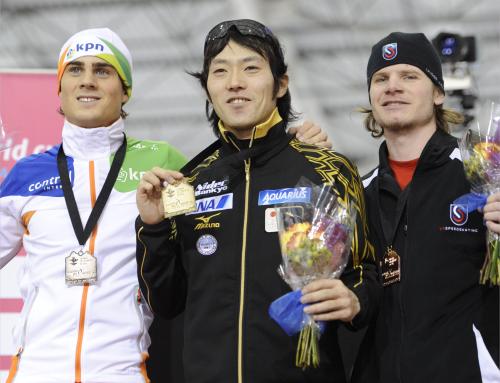 男子５００メートルで自己ベストをマークして今季初勝利し、表彰式で笑顔を見せる長島圭一郎（中央）