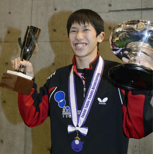 男子シングルスで初優勝しトロフィーを手に笑顔の吉村真晴