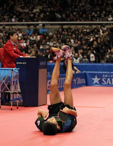 ＜卓球全日本選手権　男子シングルス＞優勝の瞬間、大勢の観客を背にフロアに寝転がって喜ぶ吉村