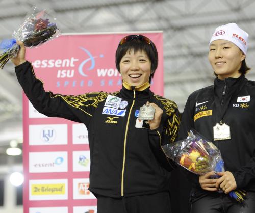 女子５００メートルで日本新をマークして２位に入り、表彰式で笑顔で声援に応える小平奈緒