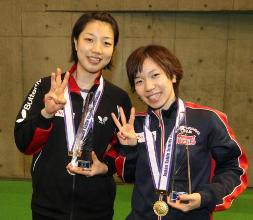 ＜卓球全日本選手権　女子ダブルス＞３連覇を達成した藤井（左）若宮（右）組は数字の「３」を作って笑顔