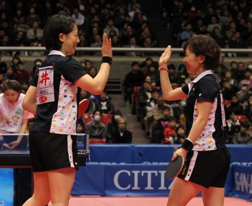 ＜卓球全日本選手権　女子ダブルス＞決勝で優勝を決めた瞬間、ハイタッチして喜ぶ藤井（左）若宮組