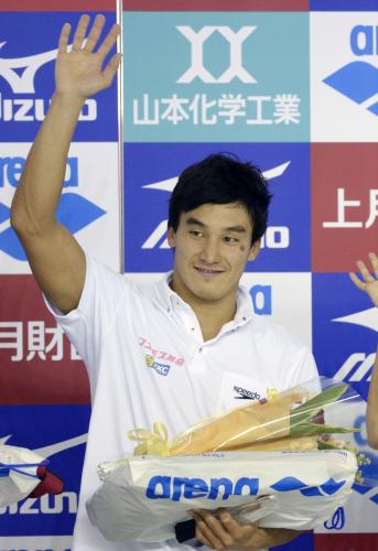 男子２００メートルバタフライで優勝し、笑顔で声援に応える松田丈志