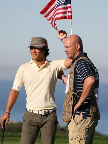 ＜米男子ゴルフ、ファーマーズ・インシュランス・オープン＞プロアマ戦のイベントで１４番ホールでキャディを務めた米軍兵士と記念撮影をする石川遼（左）