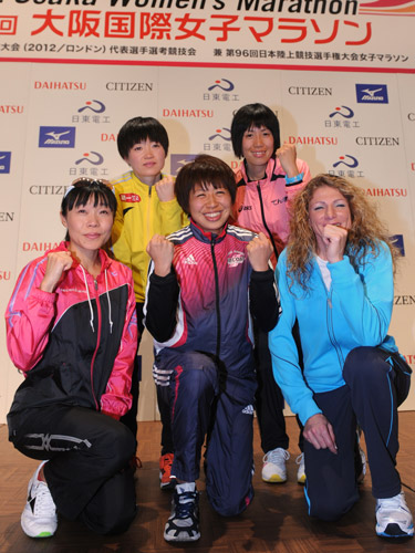 ガッツポーズで意気込みを見せる（前列左から）嶋原清子、福士加代子、コンスタンティナ・ディタ、（後列左から）野尻あずさ、重友梨佐