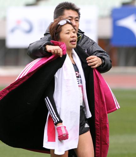 ＜大阪国際女子マラソン＞９位に終わった福士加代子は永山監督にコートをかけられる