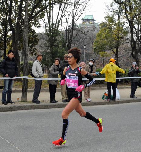 ＜大阪国際女子マラソン＞大阪城をバックに力走する福士加代子