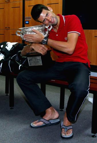 全豪オープン男子シングルス決勝、おどけた表情で優勝トロフィーを抱きしめるＮ・ジョコビッチ