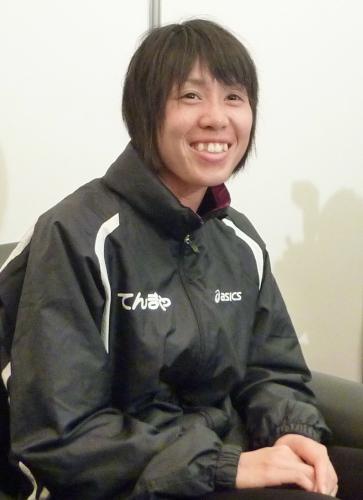 レースから一夜明け、笑顔で話す大阪国際女子マラソンで初優勝した重友梨佐