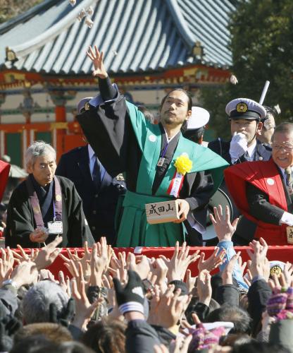成田山新勝寺の節分会で豆まきをする俳優の松山ケンイチ