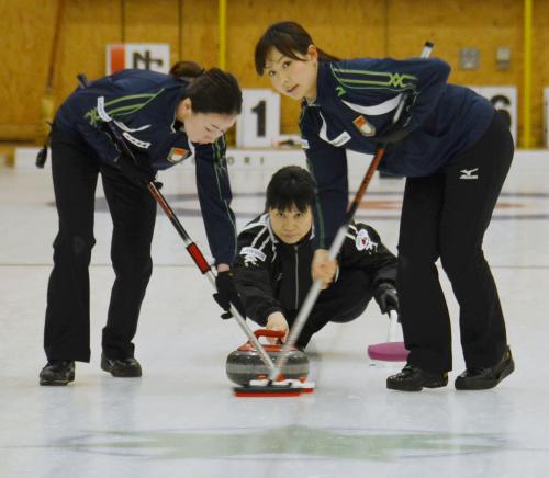 練習するチーム青森の（左から）石崎琴美、青田しのぶ、近江谷杏菜