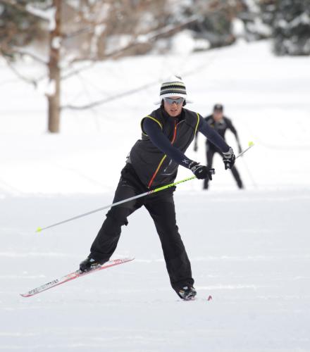 恒例のスキー合宿を開始、クロスカントリーコースを滑走する石川遼