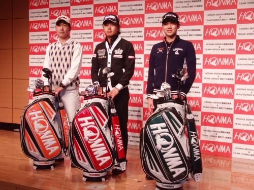 本間ゴルフと今季から契約した（左から）江連忠、岩田寛、金度勲の３人