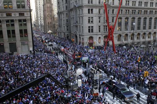 スーパーボールを制したジャイアンツがニューヨークで優勝パレード。１００万人のファンが終結し、沿道を埋め尽くした