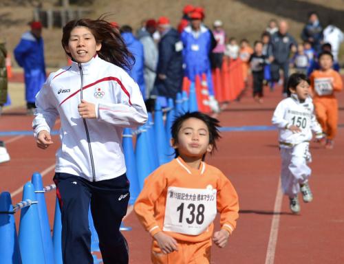 橋本マラソンで子どもたちと一緒に走る女子レスリングの吉田沙保里