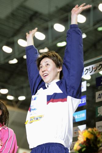 女子50メートル自由形で優勝し、声援に応える萩原智子