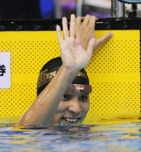 男子１００メートル平泳ぎで57秒20の短水路日本新をマークし、笑顔で声援に応える立石諒