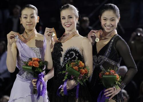フィギュアスケート四大陸選手権で、メダルを手にポーズと決める（左から）浅田真央、アシュリー・ワグナー、キャロライン・ジャン