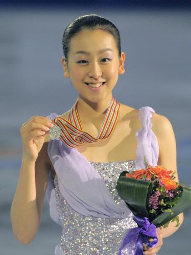 女子で２位になり、メダルを手に笑顔を見せる浅田真央