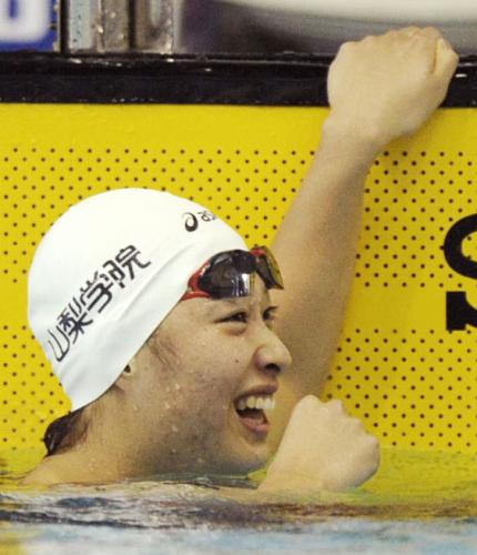 女子50メートル平泳ぎで短水路日本新記録で優勝を果たしガッツポーズする鈴木聡美
