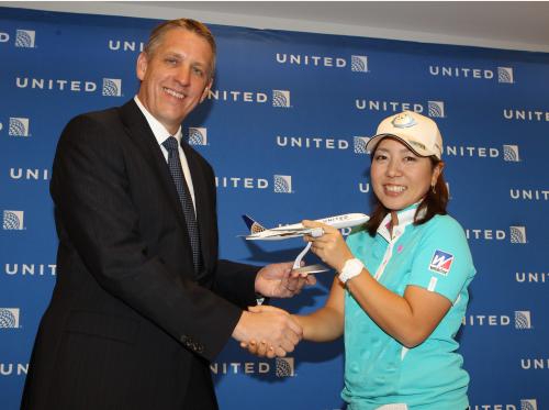 ユナイテッド航空とスポンサー契約を結んだ宮里美香（右）はジェームス・ミュラー副社長と握手を交わす