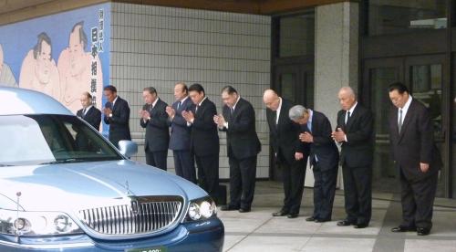 田子ノ浦親方の遺体を乗せた車に哀悼の意を示す日本相撲協会の北の湖理事長（右端）ら