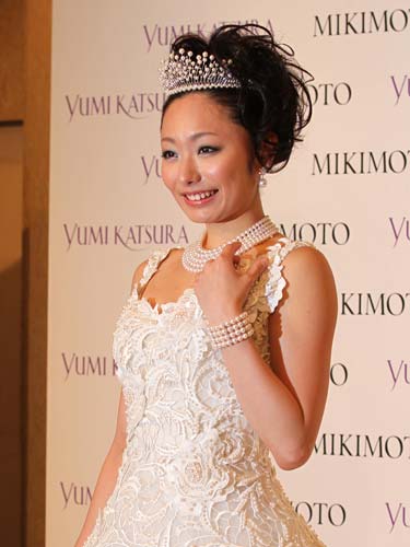 ミキモトの真珠を装飾した桂由美さんデザインのウエディングドレス姿を披露した安藤