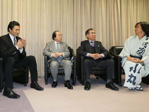 大阪場所について話す（左から）貴乃花親方、吉野代表取締役会長、桂三枝、河内家菊水丸