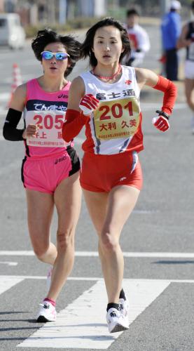 日本選手権20キロ競歩女子で２連覇した大利久美。左は２位の井上麗