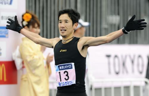 男子で日本選手トップとなる２時間７分48秒の２位でゴールする藤原新
