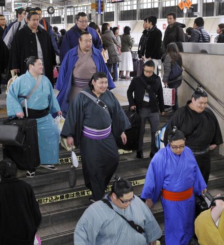 ２年ぶりの大相撲春場所に向け、ＪＲ新大阪駅に到着した若手力士ら
