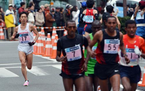 ＜東京マラソン２０１２＞１７キロ過ぎ、トップグループから遅れ始める藤原正（左）