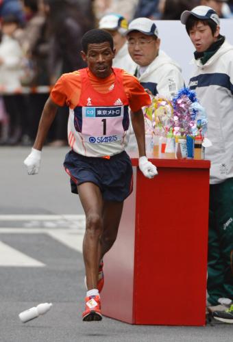 ＜東京マラソン２０１２＞レース終盤、給水に失敗したゲブレシラシエ