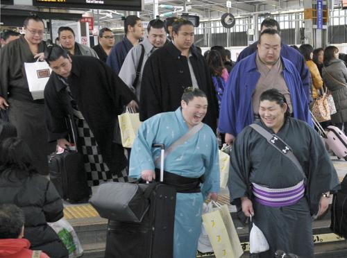 ２年ぶりの大相撲春場所に向け、ＪＲ新大阪駅に到着した佐久間山（手前右端）ら力士